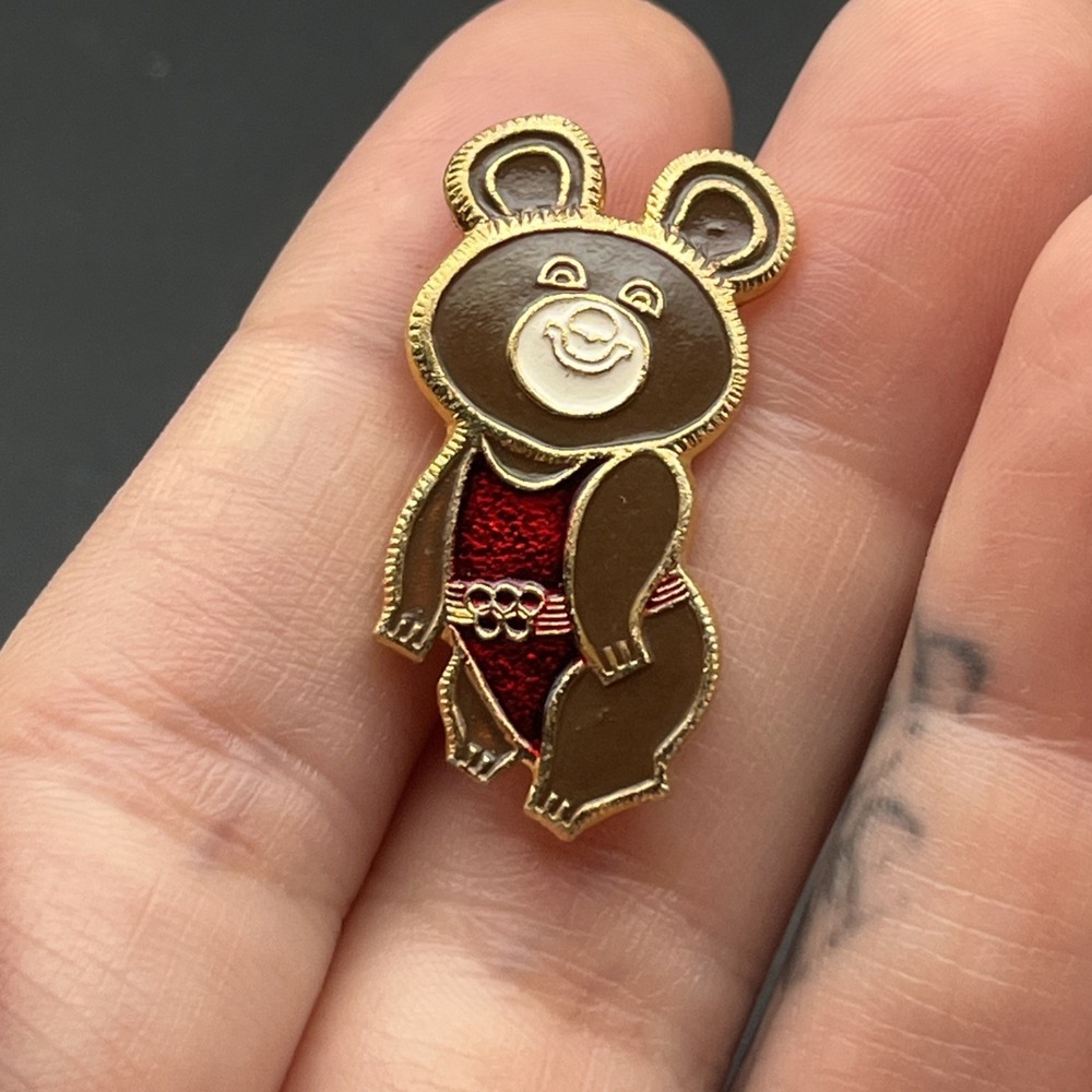 1980 Moscow Olympics Misha The Bear Mascot Red Singlet Lapel Hat Pin